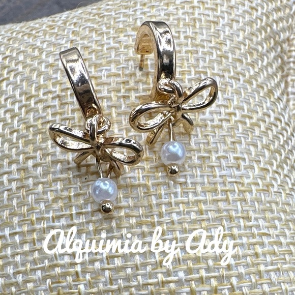 Bow ribbon 🎀 Freshwater pearl drops gold statement earrings - Picture 1 of 1